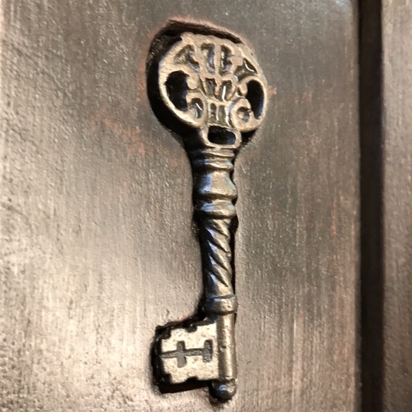 PIER 1 Vintage Wooden Framed Skeleton Key - Picture 3 of 8